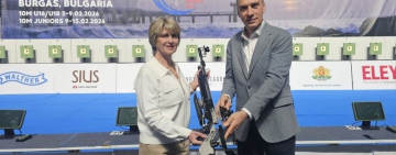 Весела Лечева запозна Димитър Николов с тънкостите на спортната стрелба